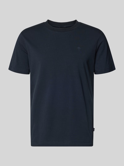 Produktfoto, T-Shirt mit Rundhalsausschnitt Modell 'Carlonito' von JOOP! Collection, bawełniany miks ze stretchem, krój straight fit, detal z logo, długość tyłu w rozmiarze M: 71 cm, kolor ciemnogranatowy, gładka faktura