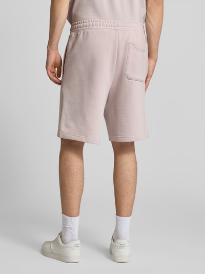 Männermodel trägt Loose Fit Sweatshorts aus reiner Baumwolle Modell 'Nomario' von Hugo Blue, Optik: Unifarben, Sweat, Ganzkörperansicht Rückansicht.
