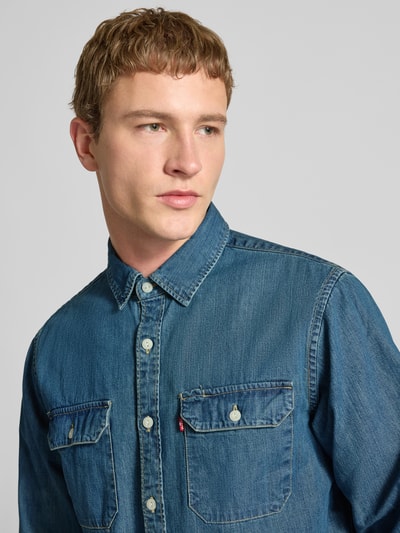 Männermodel trägt Regular Fit Jeanshemd mit Brusttaschen Modell 'JACKSON WORKER' von Levi's®, Reine Baumwolle, Nahaufnahme Oberkörper.
