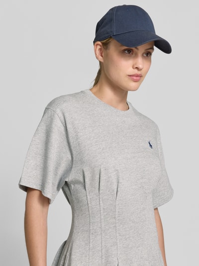 Frauenmodel trägt Leicht ausgestelltes Sweatkleid aus reiner Baumwolle von Polo Ralph Lauren in Melange-Optik mit Logo-Stitching, gelegte Falten, Rundhals, Kurzarm, Sweat-Materialverarbeitung, Nahaufnahme Oberkörper.