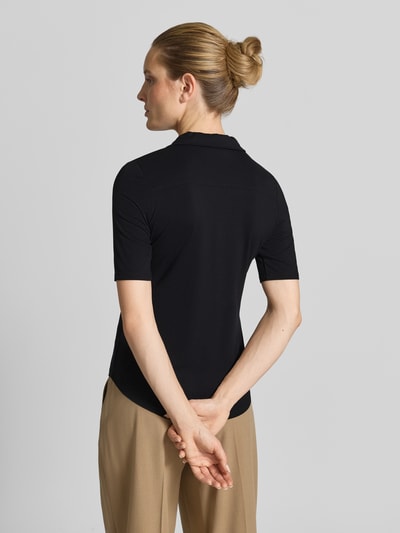 Frauenmodel trägt Regular Fit 3/4-Shirt aus Viskose-Mix von Marc O'Polo, unifarben schwarz, Jersey, Ganzkörperansicht Rückansicht.