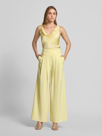 Frauenmodel trägt Satintop mit Wasserfall-Ausschnitt von Rinascimento in hellem Gelb, glatte Satin-Textur, breite Träger, gerader Schnitt, Ganzkörperansicht von vorne.