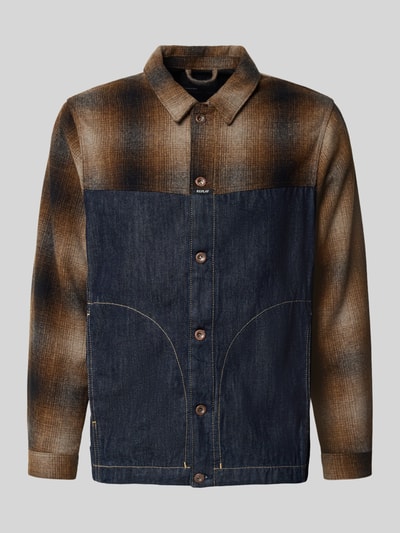 Produktfoto, Slim Fit Hemdjacke aus reiner Baumwolle von Replay, Denim in Braun-Schwarz mit Umlegekragen und Knopfleiste, seitliche Eingrifftaschen.