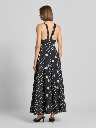Frauenmodel trägt Maxikleid aus Viskose-Mix Modell 'Inge' von Topshop in Dunkelblau mit weißen Punkten, tailliert, ärmellos, Ganzkörperansicht Rückansicht.
