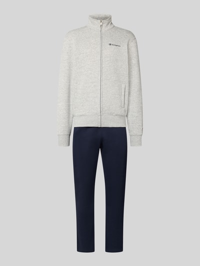 Produktfoto, Sweatanzug mit Label-Details von Champion, mieszanka bawełny, prosty krój, stójka, zamek błyskawiczny, detal z logo, wpuszczane kieszenie boczne, elastyczny pas, szerokość w pasie w rozmiarze M: 76,42 cm, długość tyłu w rozmiarze M: 70 cm, szerokość ramion w rozmiarze M: 51 cm, długość rękawów w rozmiarze M: 69 cm, długość wewnętrzna nogawki w rozmiarze M: 76 cm