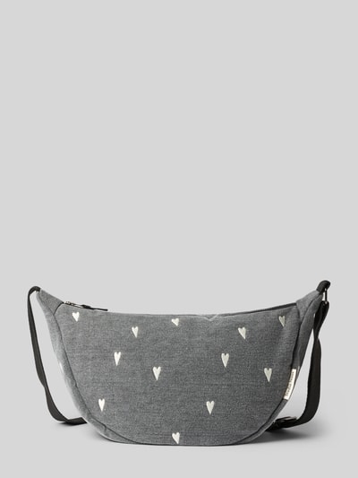 Produktfoto, Fanny Pack aus reiner Baumwolle in Denim-Optik von Studio Noos mit Allover-Motiv-Stitching und Logo-Detail auf grauem Grund.
