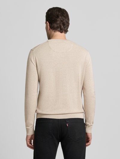Männermodel trägt Regular Fit Strickpullover aus reiner Baumwolle von Tom Tailor, unifarben meliert, Ganzkörperansicht Rückansicht.