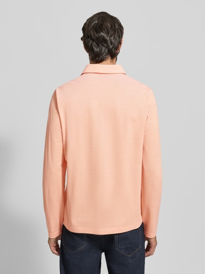 Männermodel draagt Regular Fit Poloshirt met knoopsluiting van MAERZ Muenchen, puur katoen, polokraag, shirt met lange mouwen, ruglengte 78 cm bij maat 50, kleur zalmoranje, effen textuur, Ganzkörperansicht Rückansicht.
