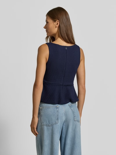 Modelka nosi Regular Fit T-Shirt aus reiner Baumwolle Modell 'DALEIDA' von HUGO, damska bluzka bez rękawów, granatowa faktura, proste niebieskie jeansy, widok całej sylwetki od tyłu.