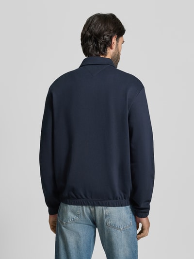 Männermodel trägt Regular Fit Sweatjacke aus reiner Baumwolle von Tommy Hilfiger, Optik: Unifarben, Ganzkörperansicht Rückansicht.
