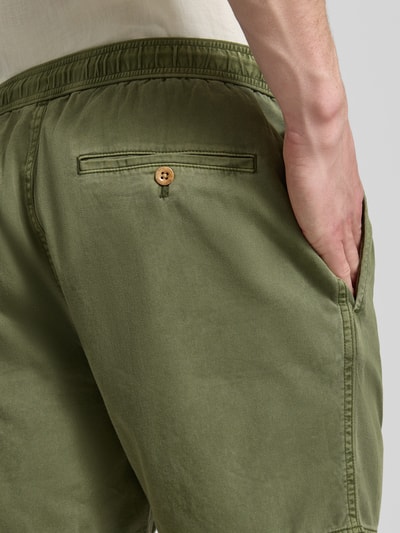 Männermodel trägt Regular Fit Shorts mit elastischem Bund Modell 'SUNFADED' von Gant aus Reiner Baumwolle, Detailaufnahme Rückansicht.