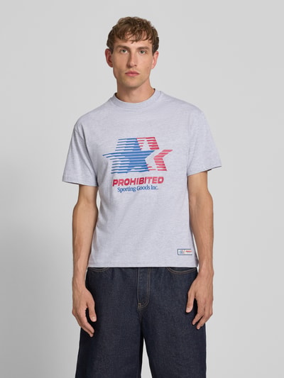 Männermodel trägt T-Shirt mit Label-Print und Rundhalsausschnitt von PROHIBITED, Reine Baumwolle, Slim-Fit, Herren T-Shirt, Ganzkörperansicht von vorne. Rückenlänge bei Größe M: 67 cm.