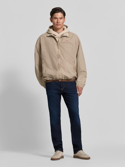 Männermodel trägt Straight Fit Jeans aus Viskose-Mix von Diesel in Dunkelblau, 5-Pocket-Design, Ganzkörperansicht von vorne.