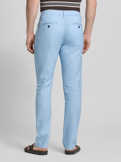Männermodel trägt Regular Fit Leinenhose mit Logo-Stitching Modell 'Denton' von Tommy Hilfiger, Optik: Unifarben, Leinen-Mix, Ganzkörperansicht Rückansicht.