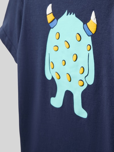 Produktfoto, Kinder T-Shirt mit Rundhalsausschnitt und Motiv-Print von Blue Seven in Dunkelblau, Reine Baumwolle, Gerader Schnitt, Rückenlänge bei Größe 116: 47 cm, fröhliche Farben und glatte Struktur