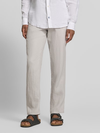 Männermodel trägt Straight Fit Leinenhose aus reinen Leinen Modell 'Lynx' von Mmx, helle Farbe, sichtbare Struktur, Ganzkörperansicht von vorne. Herren Leinenhose, Gesäßtaschen, Knopf- und Reißverschluss, Bundweite 43 cm, Innenbeinlänge 81 cm.