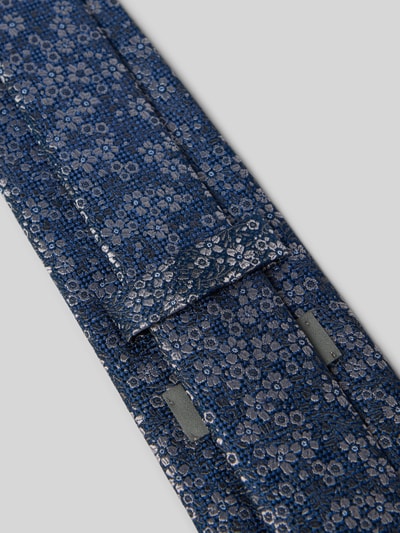 Produktfoto, Krawatte aus Seide im Allover-Look (7,5 cm) von MONTI, feines Muster in Blau, glatte Textur, klassische Form, Label-Detail