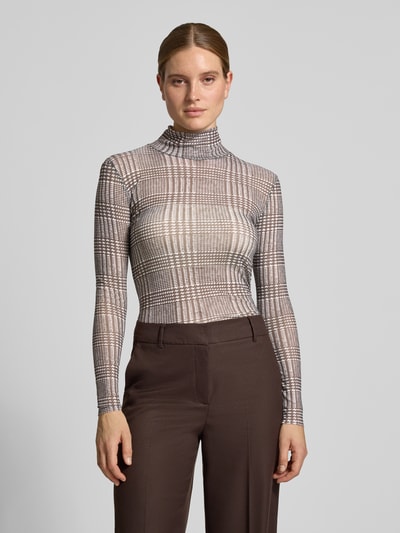 Vrouwenmodel draagt Slim Fit Longsleeve mit Stehkragen van Rich & Royal in semi-transparant elastische materiaalmix, ruglengte maat S 56 cm, vooraanzicht bovenlichaam.