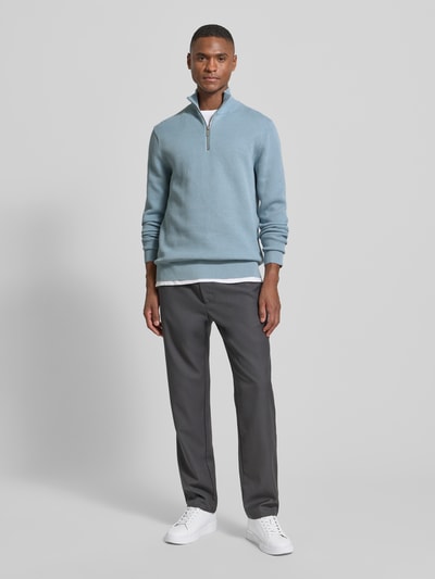 Männermodel trägt Regular Fit Troyer aus reiner Bio-Baumwolle Modell 'DANE' von Selected Homme, Optik: Unifarben, Stricktextur, Ganzkörperansicht von vorne.