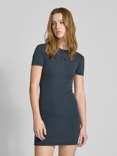 Calvin Klein Jeans T-Shirt-Kleid mit Label-Patch und Rundhalsausschnitt Anthrazit 4