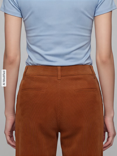 Frauenmodel trägt Regular Fit Cordhose mit angedeuteten Taschen Modell 'AMELIE' von CAMBIO in Braun, feine Rippenstruktur, Nahaufnahme Rückenansicht, KI-modifiziertes Bild.