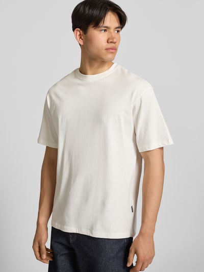 Męski model nosi Oversized T-Shirt Modell 'FISHER' od Blend, czysta bawełna, krój oversized, okrągły dekolt, długość tyłu w rozmiarze M: 72 cm, widok całej sylwetki z przodu.