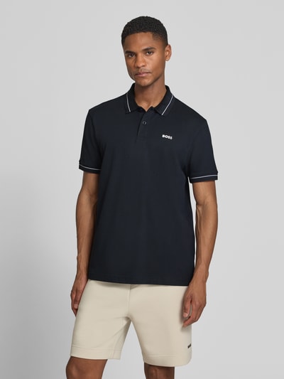 Männermodel trägt Regular Fit Poloshirt aus Baumwoll-Mix Modell 'PL_Member' von BOSS Green, Optik: Unifarben, Piqué-Textur, Ganzkörperansicht von vorne.