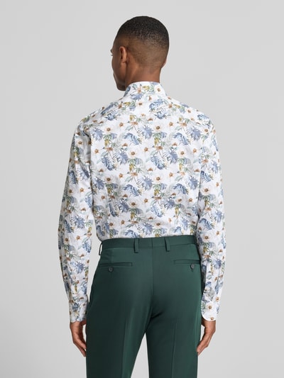Männermodel trägt Slim Fit Businesshemd aus Baumwoll-Mix mit Kentkragen von OLYMP, florales Muster, lange Ärmel, Rückenansicht, Ganzkörperansicht Rückansicht.