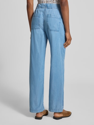 Frauenmodel trägt Wide Fit Hose aus Lyocell-Mix mit Tunnelzug von Christian Berg Woman, hellblau, elastischer Bund, Ganzkörperansicht Rückansicht.
