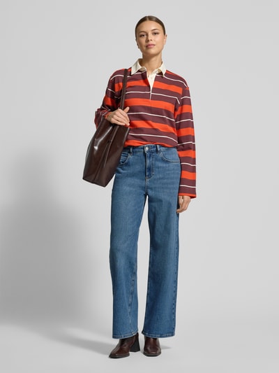 Frauenmodel trägt Jeans mit 5-Pocket-Design von comma im geraden Schnitt aus Baumwoll-Elasthan-Mix, Ganzkörperansicht von vorne.