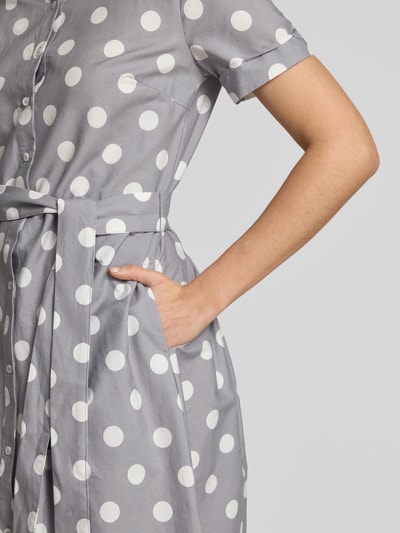 Frauenmodel trägt Hemdblusenkleid mit Bindegürtel von More & More mit weißen Punkten, Reine Baumwolle, A-Linie, Nahaufnahme Oberkörper.
