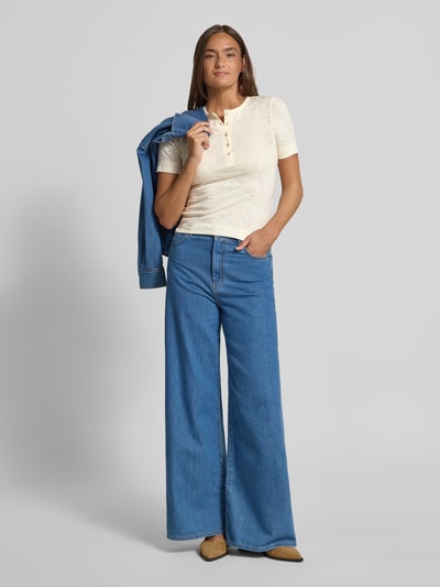 Vrouwenmodel draagt T-Shirt mit Rundhalsausschnitt und Knopfleiste van Jake*s Casual, katoen, slim fit, ivoor, vooraanzicht hele lichaam.