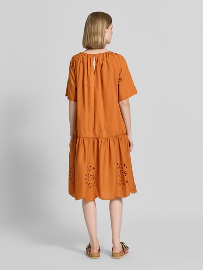 Christian Berg Woman Knielanges Kleid mit Lochstickerei und Rundhalsausschnitt Camel 5