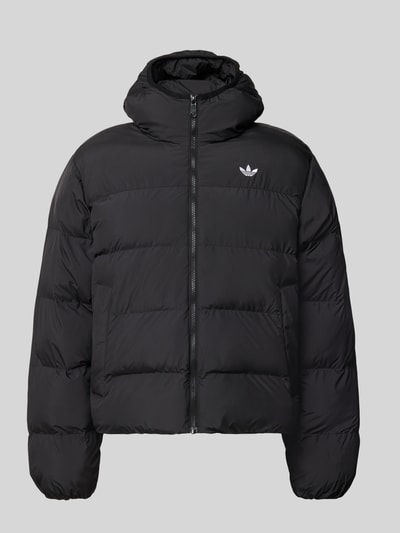 Produktfoto, Regular Fit Steppjacke mit Logo-Detail von adidas Originals in Schwarz, Kapuze, Reißverschlusstaschen, Popeline-Material