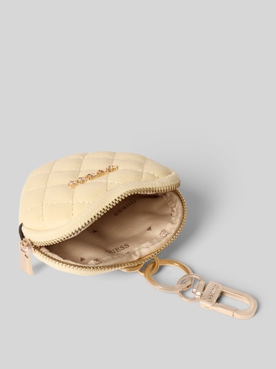 Produktfoto, Schlüsselanhänger in Herzform mit Karabiner von GUESS, zamek błyskawiczny, aplikacja z metką, kształt serca, karabińczyk, beżowa faktura