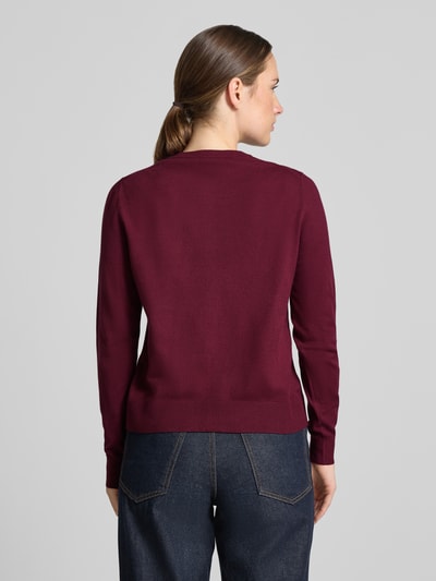 Frauenmodel trägt Regular Fit Strickjacke aus Viskose-Mix von s.Oliver RED LABEL in Dunkelrot, glatte Textur, Ganzkörperansicht Rückansicht. Damen Strickjacke von s.Oliver RED LABEL.