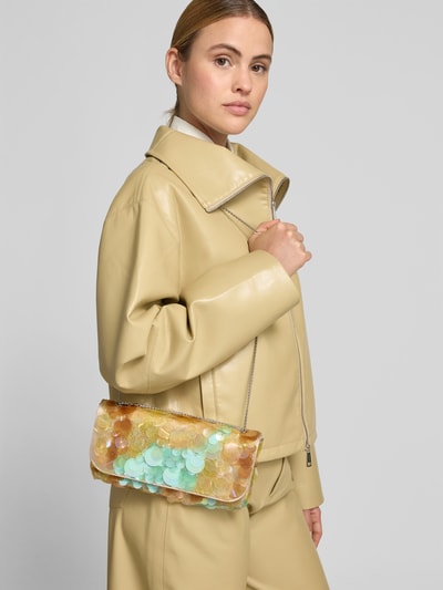Frauenmodel trägt Shoulder Bag mit Allover-Paillettenbesatz von Rabanne in Beige und Pastell mit Ketten-Optik und Logo-Prägung, Ganzkörperansicht von vorne. Hauptfach mit Überschlag, Maße 26 cm Breite, 13 cm Länge, 3 cm Tiefe.