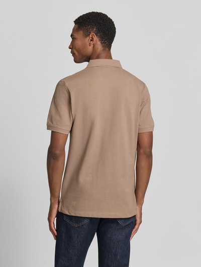 Męski model nosi Regular Fit Poloshirt aus reiner Baumwolle von s.Oliver RED LABEL, efekt: jednolity kolor, krój regular fit, wyhaftowane logo, kołnierzyk polo, dekolt w serek, listwa guzikowa, krótki rękaw, zakończenie rękawów: prążkowane, wykończenie: boczne rozcięcia, wykończenie materiału: pika, materiał: czysta bawełna, Ganzkörperansicht Rückansicht