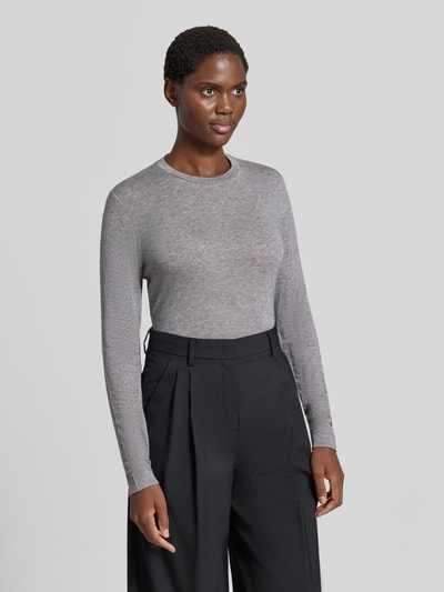 Frauenmodel trägt Longsleeve in melierter Optik von windsor, grau mit Rundhalsausschnitt, gerade Form, Nahaufnahme Oberkörper. Elastischer Lyocell-Woll-Mix, Label-Applikation, Rückenlänge bei Größe 36: 65 cm.