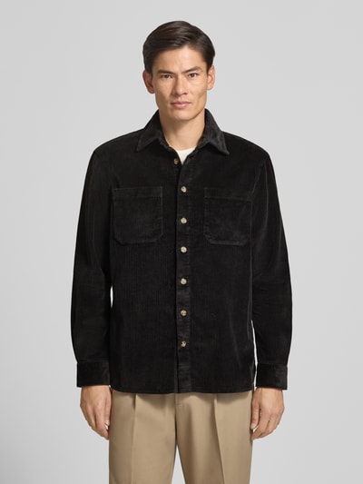 Männermodel trägt Regular Fit Hemdjacke aus Cord mit Kentkragen von Christian Berg Men, schwarze Farbe, Brusttaschen, Ganzkörperansicht von vorne.