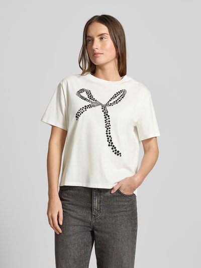 Vrouwenmodel draagt Oversized T-Shirt uit pure katoen van Tom Tailor Denim, effen wit met zachte print, korte mouw, ronde hals, vooraanzicht bovenlichaam.