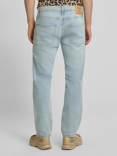 Männermodel trägt Straight Fit im 5-Pocket-Design Modell 'Clark' von JACK & JONES, hellblaue Jeans, elastischer Baumwoll-Mix, Ganzkörperansicht Rückansicht.