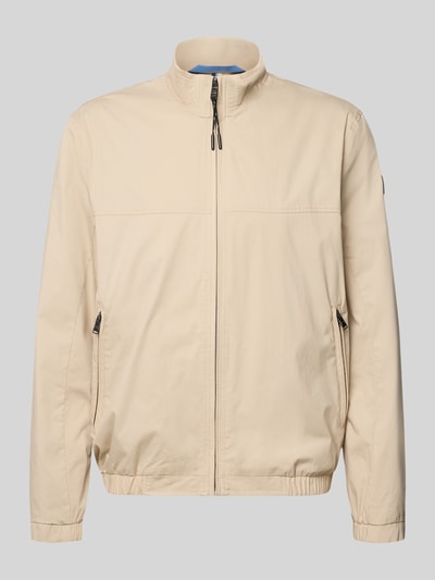 Produktfoto, Jacke mit Stehkragen Modell 'Calvin' von Brax aus Baumwoll-Mix mit Stretch-Anteil, Reißverschlusstaschen, gerader Schnitt, beige Farbausführung.