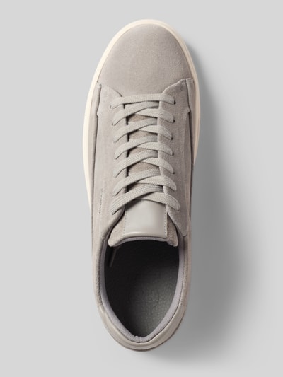 Produktfoto, Sneaker aus echtem Leder mit Logo-Detail von PS Poelman, graues echt leer, afgeronde pasvorm, logodetail, vetersluiting, hakhoogte maat 44: 3 cm, schachthoogte maat 44: 7 cm, schachtbreedte maat 44: 9 cm