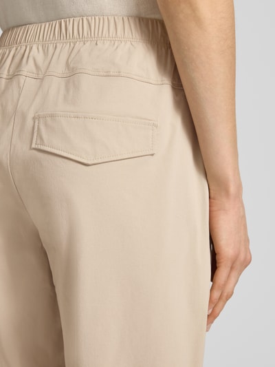 Frauenmodel trägt Hose mit elastischem Bund Modell 'Rachell' von STEHMANN, beigefarbener Viskose-Mix mit Stretch, Detailaufnahme Rückenansicht.