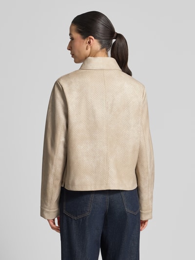 Frauenmodel trägt Regular Fit Jacke in Leder-Optik von Amber & June, beige, mit Umlegekragen und Brusttaschen, Rückenansicht, Ganzkörperansicht. Rückenlänge 54 cm, Schulterbreite 42 cm, Brustweite 52 cm, Ärmellänge 63 cm.