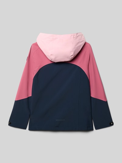 Mädchen trägt Regular Fit Jacke mit Logo-Detail von Killtec in Dunkelblau und Rosa, Kapuze, Reißverschluss, Ganzkörperansicht Rückansicht. Rückenlänge 55 cm, Schulterbreite 35 cm, Ärmellänge 50 cm, Eingrifftaschen mit Reißverschluss.