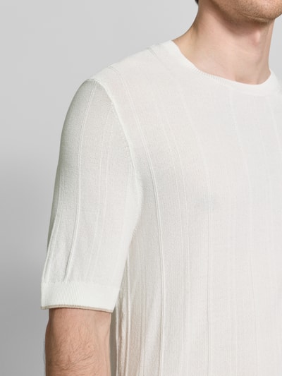 Männermodel trägt Strickshirt mit Viskose-Anteil Modell 'Gion' von CINQUE in Weiß, Viskose-Mix, Gerader-Schnitt, Nahaufnahme Oberkörper.