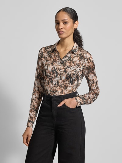 Modelka nosi Regular Fit Bluzkę w Allover-Look model 'CLOUIS SHIRT' od Guess, wzór w brązowe, czarne i beżowe plamy, kołnierzyk koszulowy, długie rękawy, guziki; krój regular fit; długość tyłu w rozmiarze S: 69 cm, długość rękawa w rozmiarze S: 59 cm; zdjęcie: ujęcie całej sylwetki z przodu.