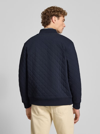Męski model nosi granatową bluzę rozpinaną z mieszanki bawełny Regular Fit Sweatjacke aus Baumwoll-Mix von GANT, widok z tyłu.